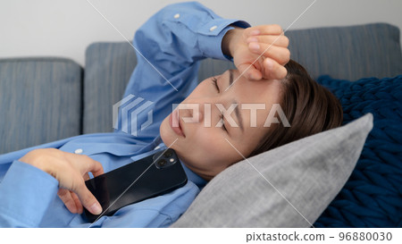 拿著智能手機睡著的女人 96880030