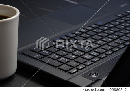帶筆記本電腦和咖啡的辦公桌工作 帶筆記本電腦和咖啡的辦公桌工作 96880842