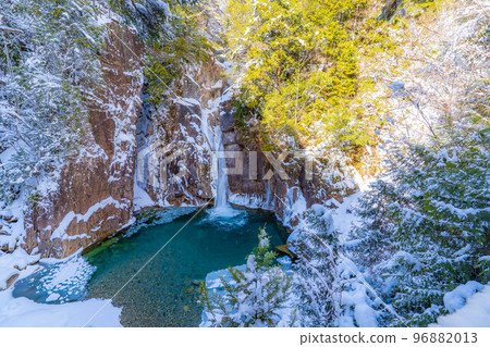 [冬季材料]冬季牛瀑布瀑布的Kakizore山谷[長野縣] 96882013