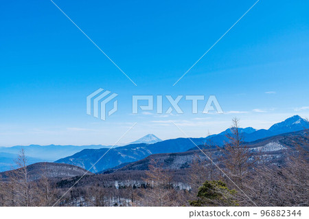 [Winter material] The Southern Alps and Mt. Yatsugatake seen from the summit of Mt. Nyukasa in winter [Nagano Prefecture] 96882344
