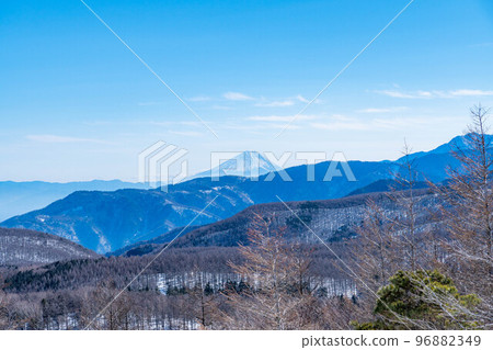 [Winter material] The Southern Alps and Mt. Yatsugatake seen from the summit of Mt. Nyukasa in winter [Nagano Prefecture] 96882349