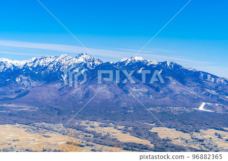 [Winter material] The Southern Alps and Mt. Yatsugatake seen from the summit of Mt. Nyukasa in winter [Nagano Prefecture] 96882365