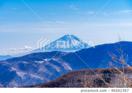 [Winter material] The Southern Alps and Mt. Yatsugatake seen from the summit of Mt. Nyukasa in winter [Nagano Prefecture] 96882367