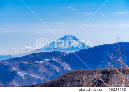 [Winter material] The Southern Alps and Mt. Yatsugatake seen from the summit of Mt. Nyukasa in winter [Nagano Prefecture] 96882368