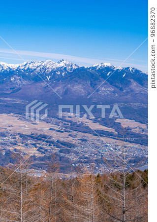[Winter material] The Southern Alps and Mt. Yatsugatake seen from the summit of Mt. Nyukasa in winter [Nagano Prefecture] 96882370