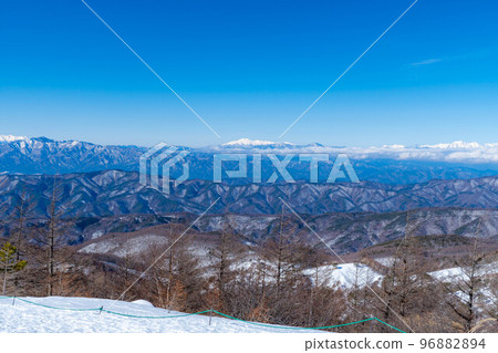 [Winter material] Northern Alps seen from the summit of Mt. Nyukasa in winter [Nagano Prefecture] 96882894