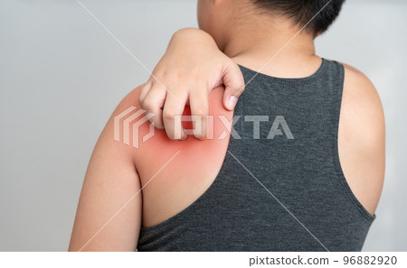 Itching in man Itching in man 96882920