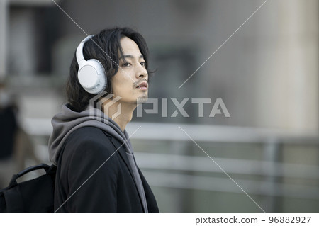 一個戴著耳機的 30 歲出頭的男人 96882927