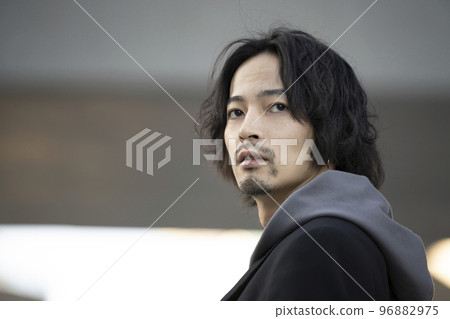 一個 30 歲出頭的男人的肖像 一個 30 歲出頭的男人的肖像 96882975