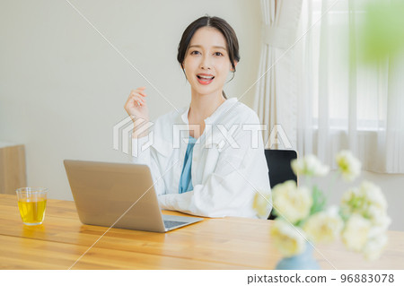 一個女人在客廳裡看電腦 96883078