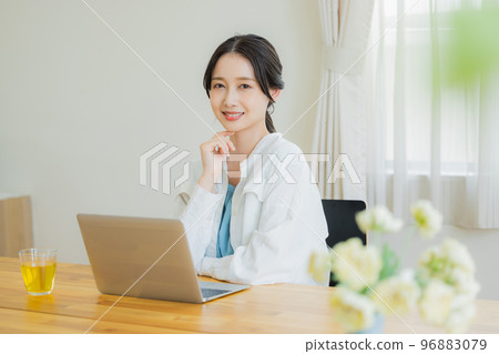 一個女人在客廳裡看電腦 一個女人在客廳裡看電腦 96883079