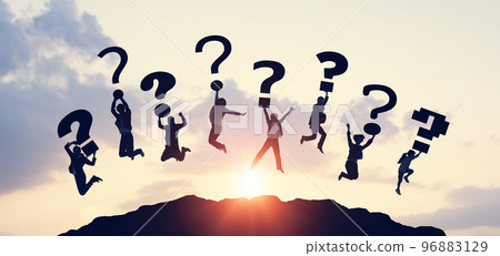 人們帶著各種問號跳躍 問題和解決方案 橫幅和廣告的水平視覺效果 96883129
