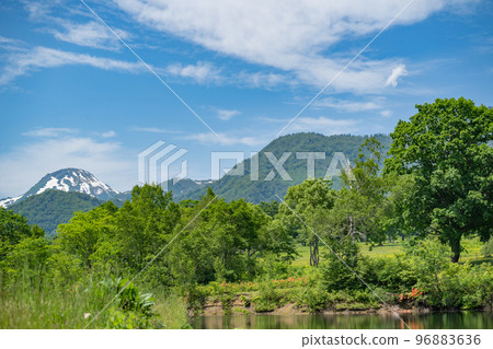 The mountains of Myoko seen from Shimizugaike on the Sasagamine promenade 96883636