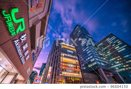 日本東京城市景觀秋葉原站和站前辦公樓的視圖 = 11 月 16 日 96884150