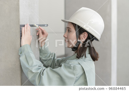 女工程師用石板標記柱子 96884465