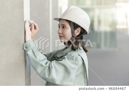 女工程師用石板標記柱子 96884467