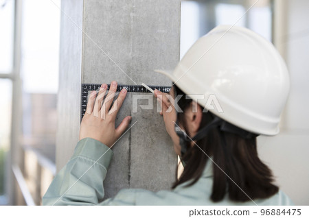 女工程師用石板標記柱子 女工程師用石板標記柱子 96884475