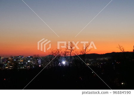 夕陽與新月 夕陽與新月 96884590