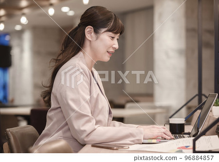 拿著膝上型計算機的婦女 拿著膝上型計算機的婦女 96884857