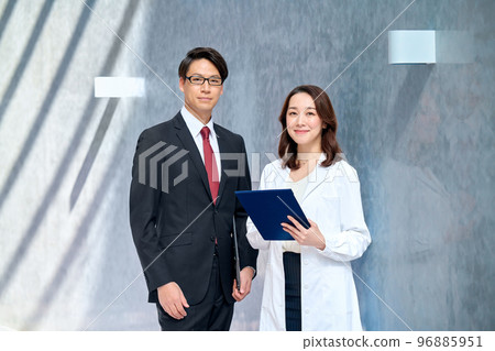 Female doctor and MR meeting in hospital 96885951