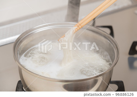 [用筷子煮素面] 96886126