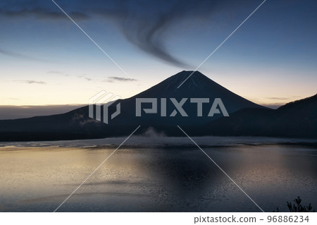 本栖湖富士山的黎明 本栖湖富士山的黎明 96886234
