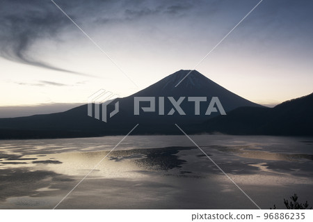 本栖湖富士山的黎明 本栖湖富士山的黎明 96886235