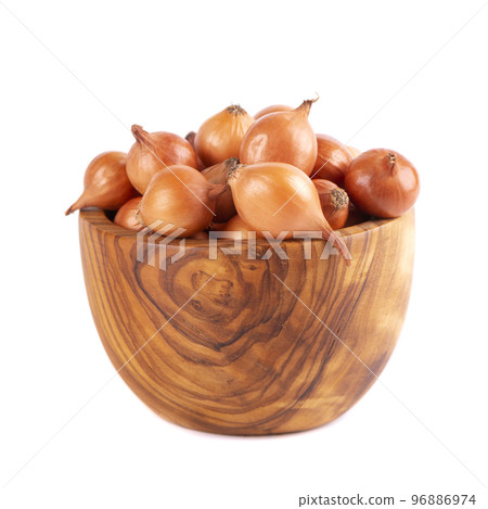 Brown mini onions in wooden bowl, isolated on a white background. Raw onion bulbs, for cultivation. French onion. 96886974