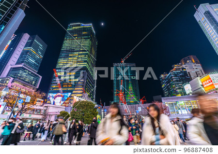 12 月在日本澀谷的東京城市景觀是一個威脅。出門不用戴口罩...重建大樓裡的一棵樹...=12月3日 96887408