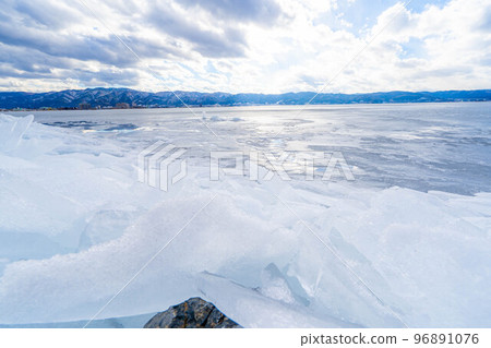 [冬季素材]諏訪湖碎冰[長野縣] 96891076