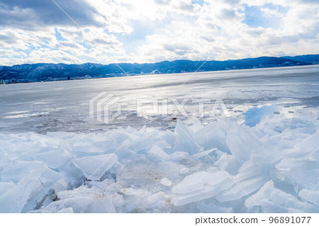 [冬季素材]諏訪湖碎冰[長野縣] 96891077