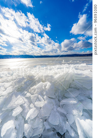 [Winter material] Shredded ice from Lake Suwa [Nagano Prefecture] 96891080