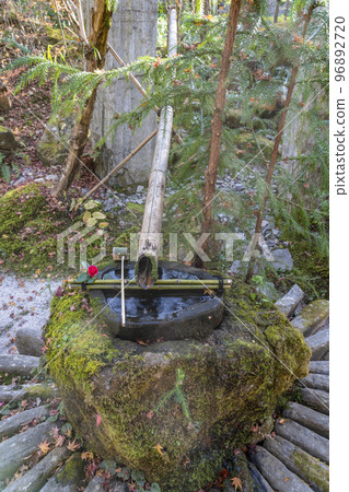 Hosen-in "Horakuen" Tsukubai in Ohara, Kyoto in late autumn Hosen-in "Horakuen" Tsukubai in Ohara, Kyoto in late autumn 96892720