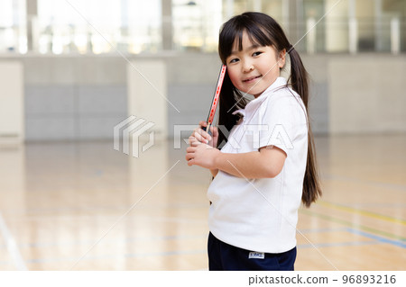 孩子打乒乓球 孩子打乒乓球 96893216
