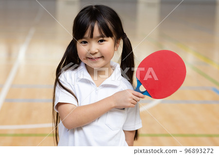 孩子打乒乓球 96893272