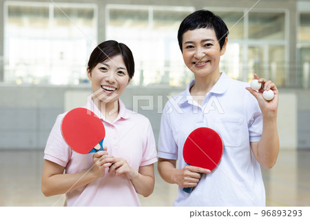 享受乒乓球的婦女 96893293