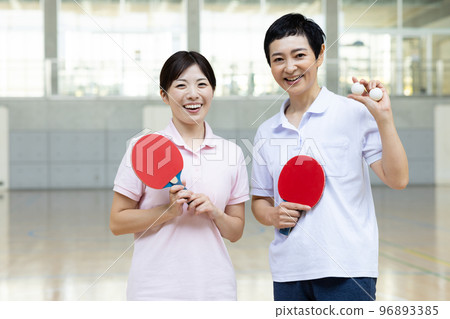 享受乒乓球的婦女 96893385