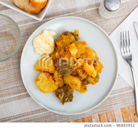 Ternera estofada con patata, braised beef with potato 96893932