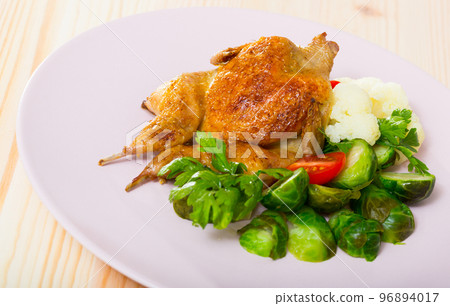 Tobacco quail with vegetable garnish Tobacco quail with vegetable garnish 96894017