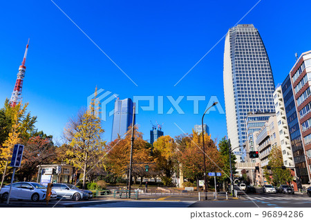 Autumn leaves in Tokyo seen from Onarimon 96894286