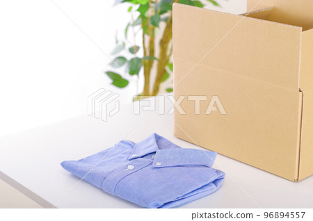 衣服和紙箱。出售不需要的物品並進行整理的圖像。 96894557