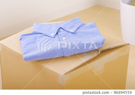 衣服和紙箱。出售不需要的物品並進行整理的圖像。 96894559