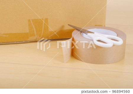 紙板箱和膠帶。圖為整理廢棄物品。 紙板箱和膠帶。圖為整理廢棄物品。 96894560