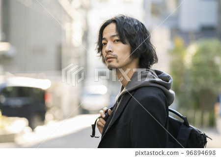 一個 30 歲出頭的男人的肖像 96894698