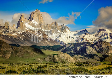Idyllic El Chalten, Fitz Roy, Patagonia Argentina, Los Glaciares 96895040