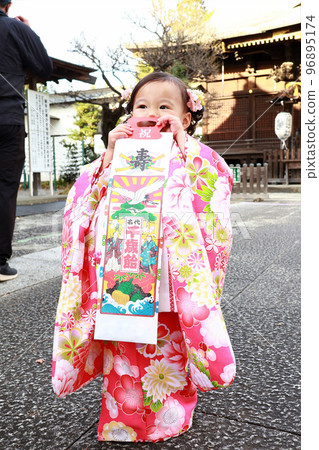 七五三 3 歲的女孩看著相機 96895174
