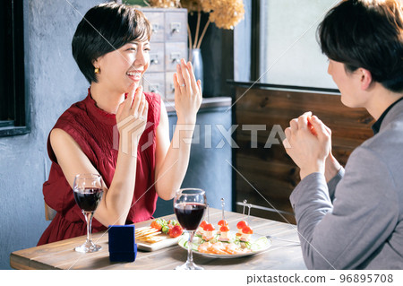 一對夫婦，一個收到戒指的女人 96895708