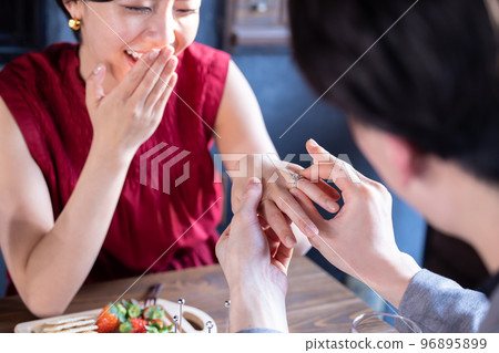 求婚一個把戒指戴在無名指上的女人 96895899