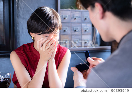 收到戒指的求婚女人 96895949