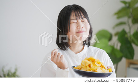 一個吃薯片的女人（不健康的飲食）.. 96897779